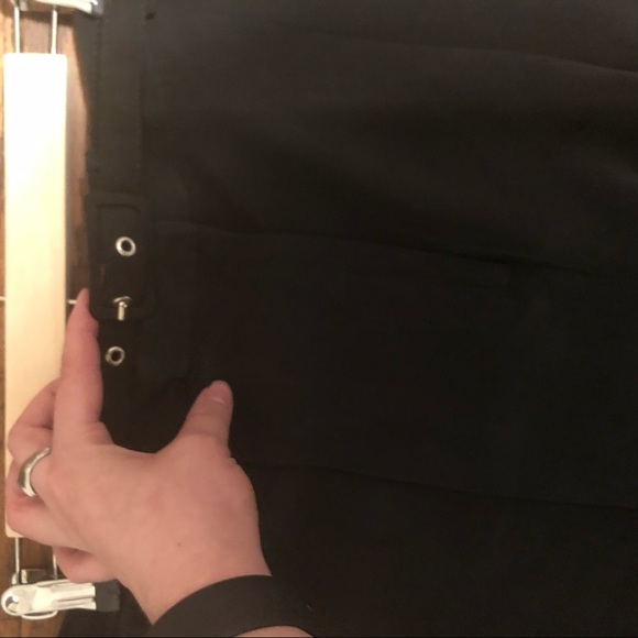 Black straight legged pants with slim belt - Picture 2 of 5